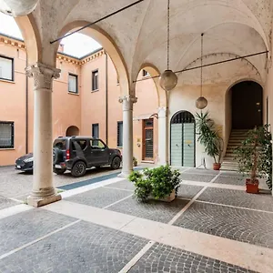 Residenza Palazzo Petrozzani , Mantova Italia